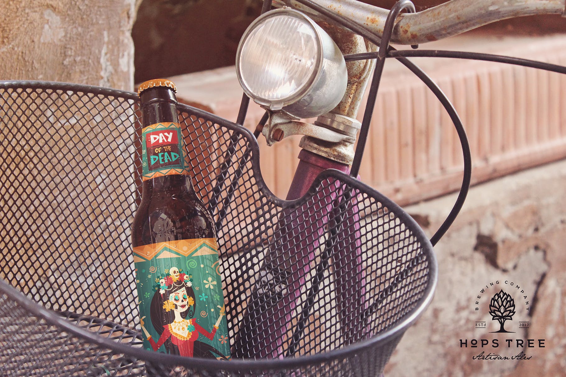 自行车篮啤酒瓶设计图素材库精选 Bike Basket Beer Mockup插图(2)