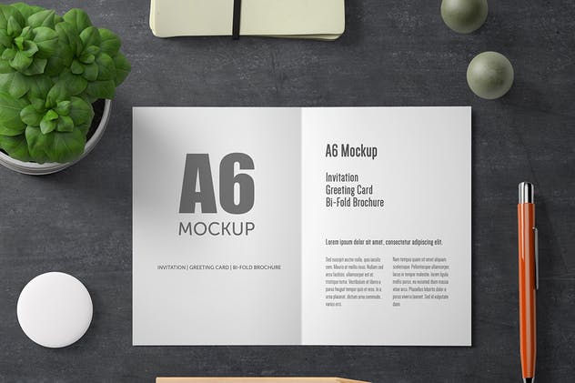 A6纵向双折页贺卡印刷品样机 A6 Portrait Bi-Fold Greeting Card Mock-up插图(1)