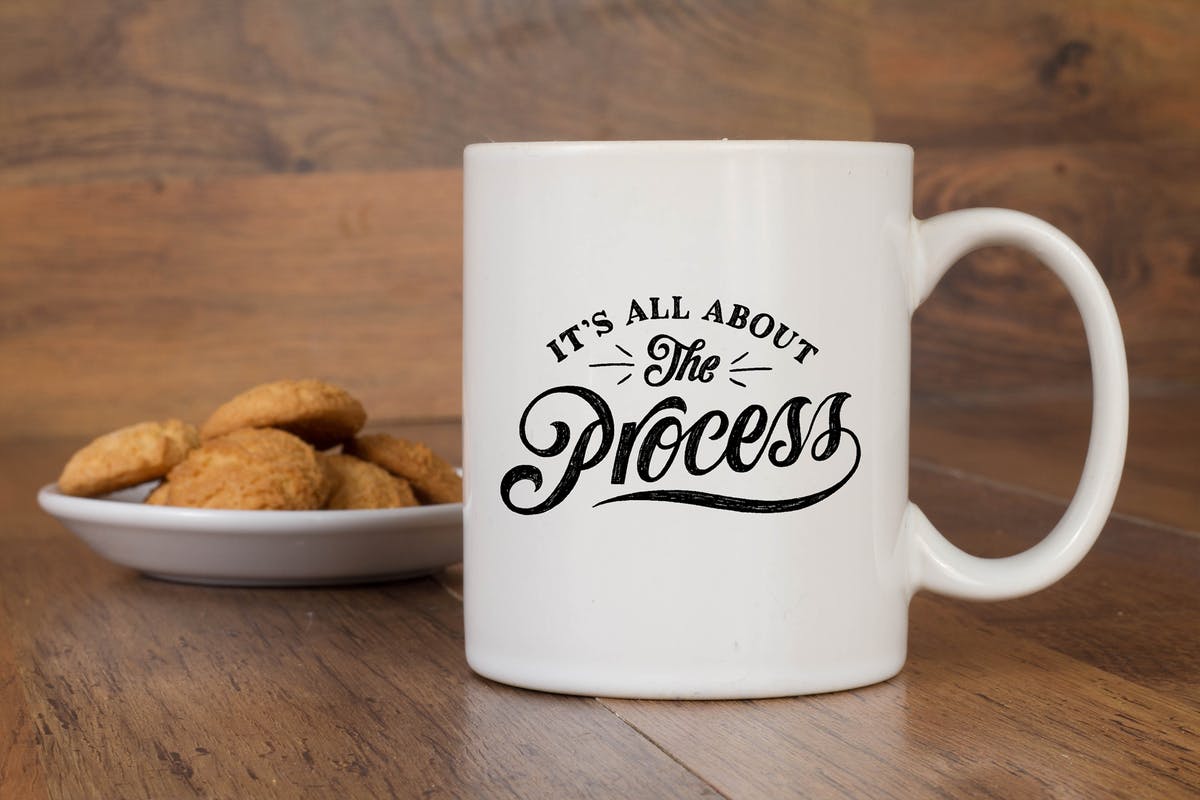 白色陶瓷杯马克杯印花图案展示素材库精选模板 Table Mug Mock Up插图