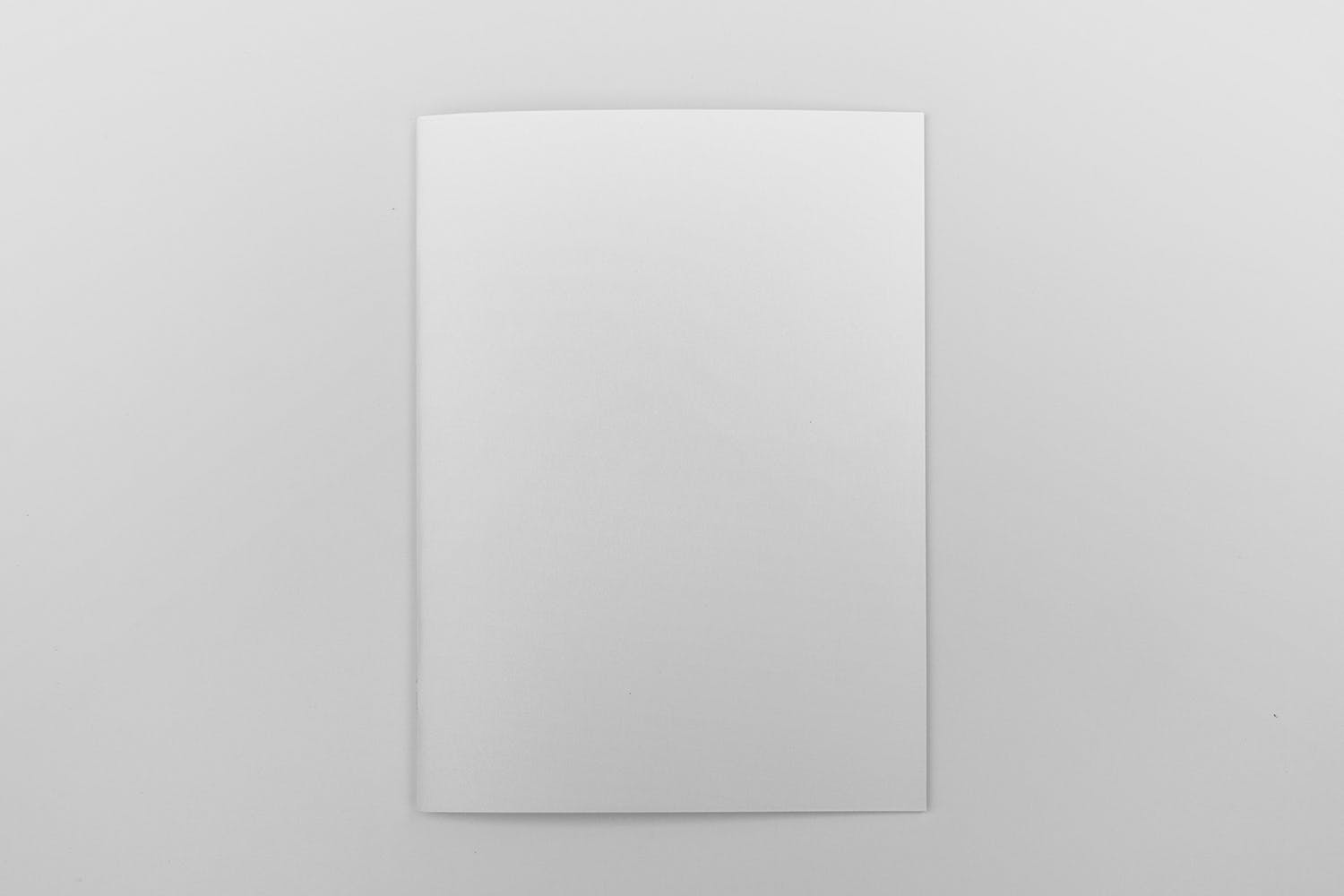 A4宣传小册子/企业画册封面设计俯视图样机素材库精选 A4 Brochure Cover Mockup Top View插图(1)