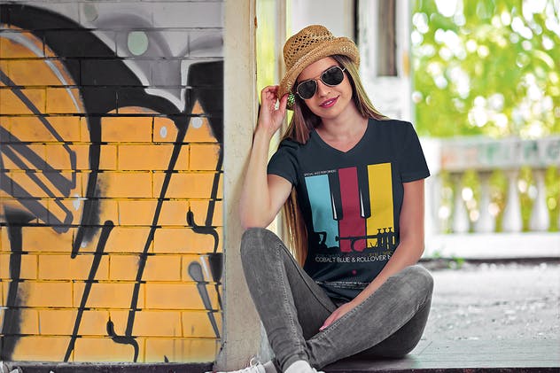 时尚服装V领T恤样机 V-Neck T-Shirt Mock-Up插图(4)