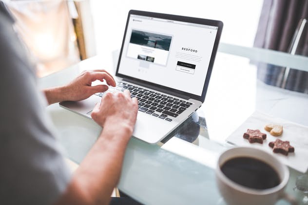 Macbook电脑Web&APP设计演示样机模板 Macbook Laptop Display Web App Mock-Up插图(5)