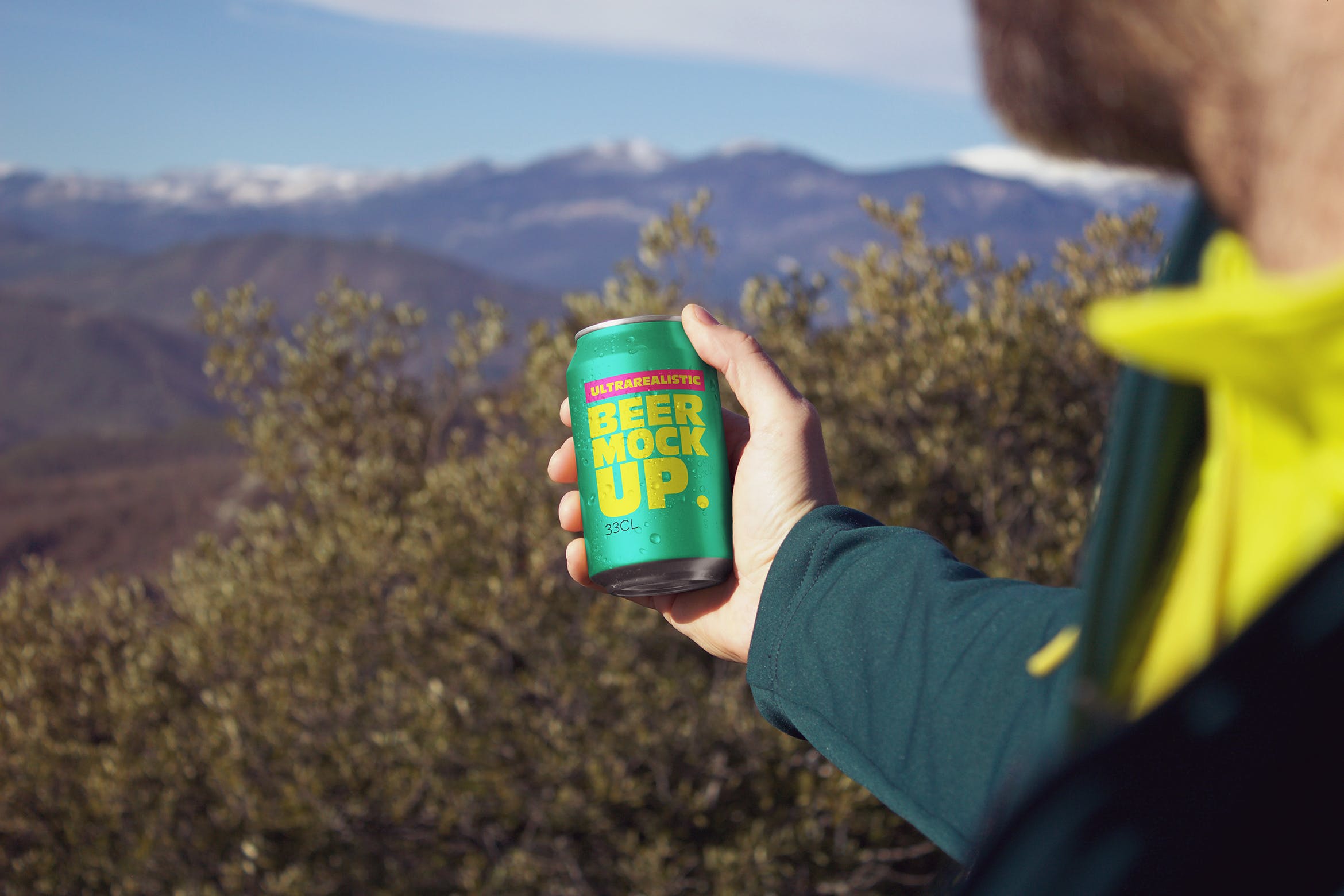 户外背景啤酒易拉罐外观效果图素材库精选 Perspective Beer Can Mockup插图