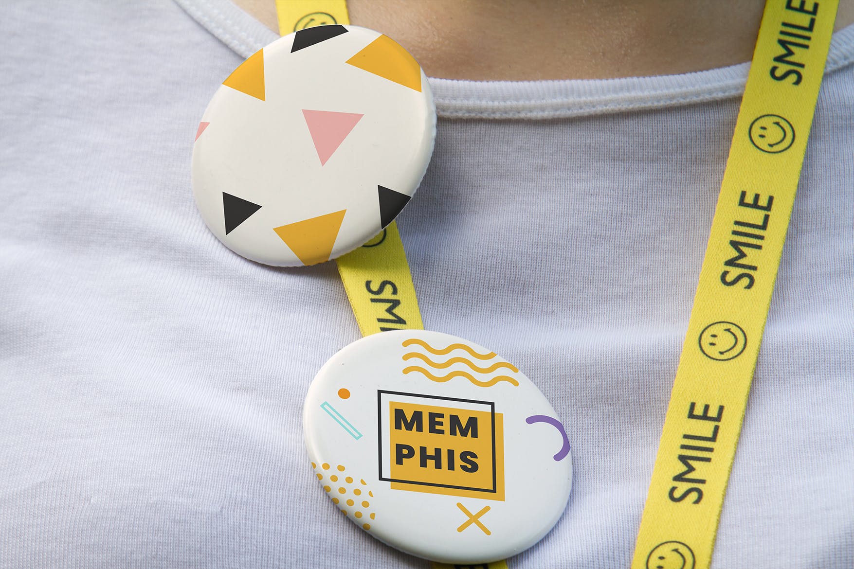 服装别针品牌设计元素展示样机模板 Brand Pin Mockup插图