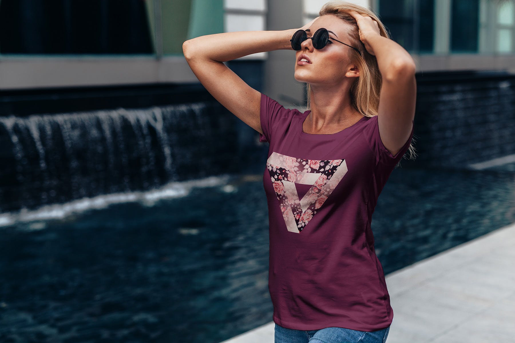 T恤情侣套装印花设计效果图样机 T-Shirt Mock-Up Couple In City插图(2)