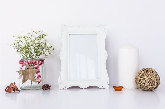 蜡烛＆鲜花装饰白色画框样机 White Frame Mockup with Candle & Flowers插图(1)