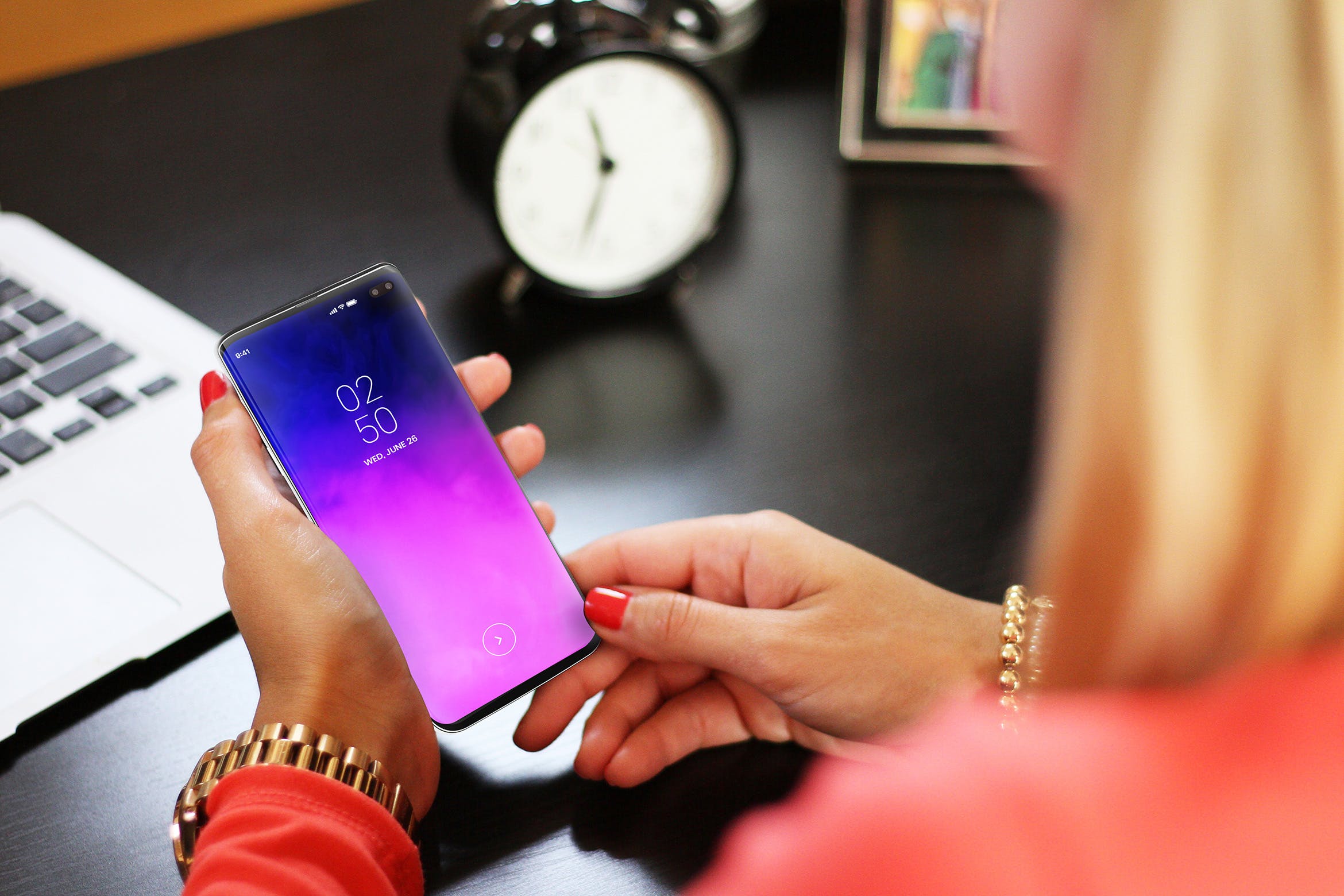 全面屏概念手机样机模板 Mobile with Hand Mockups插图
