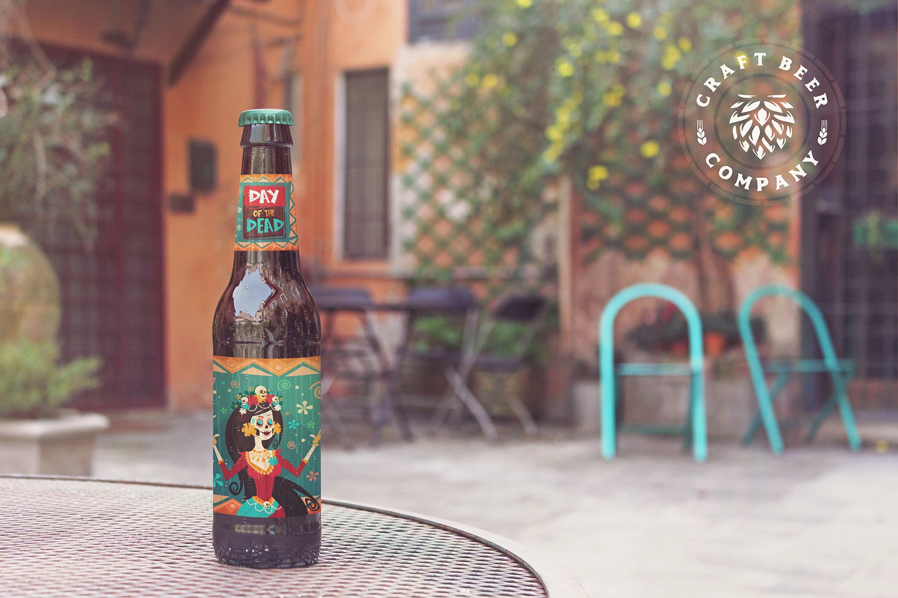 家庭花园背景啤酒瓶设计效果图样机 Chair Beer Mockup Duo插图(3)