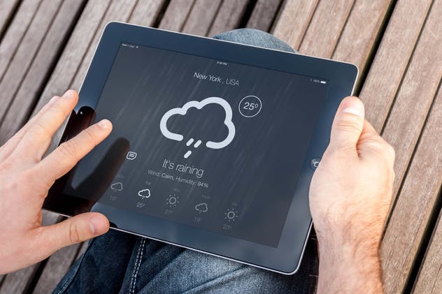 手持iPad使用场景APP应用&网站设计演示模板 Tablet Mock-up插图(2)