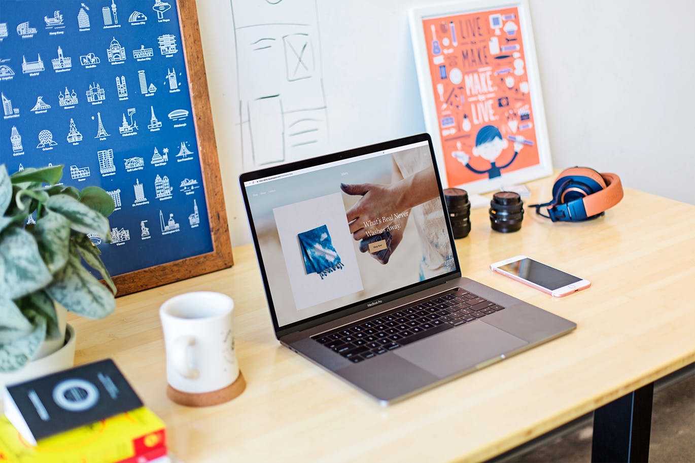 办公桌场景MacBook Pro屏幕预览样机模板v1 Macbook Pro Mockup Set Vol 01插图(1)