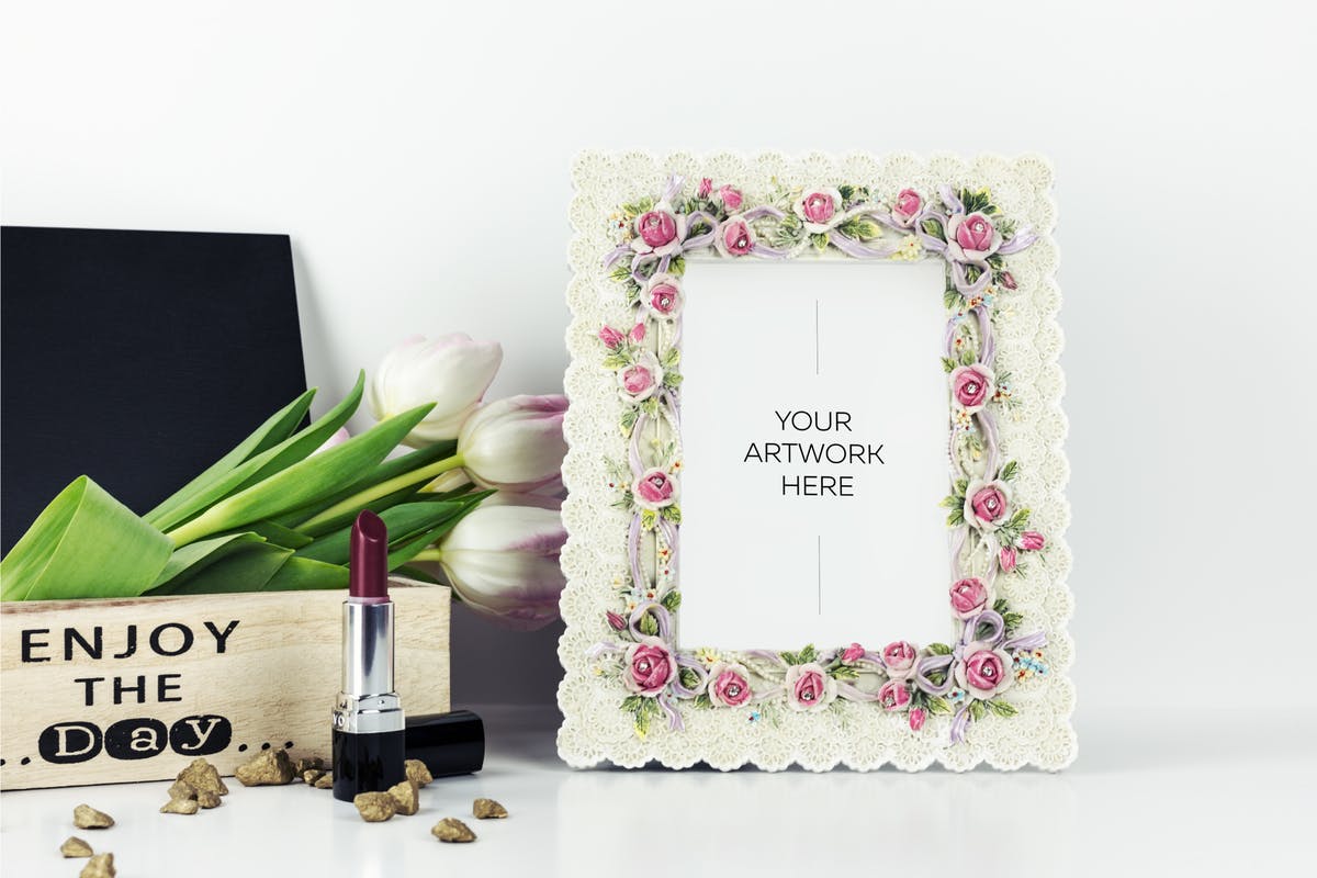 郁金香花卉装饰相框画框样机 Floral Frame Mockup with Wooden Box and Tulips插图