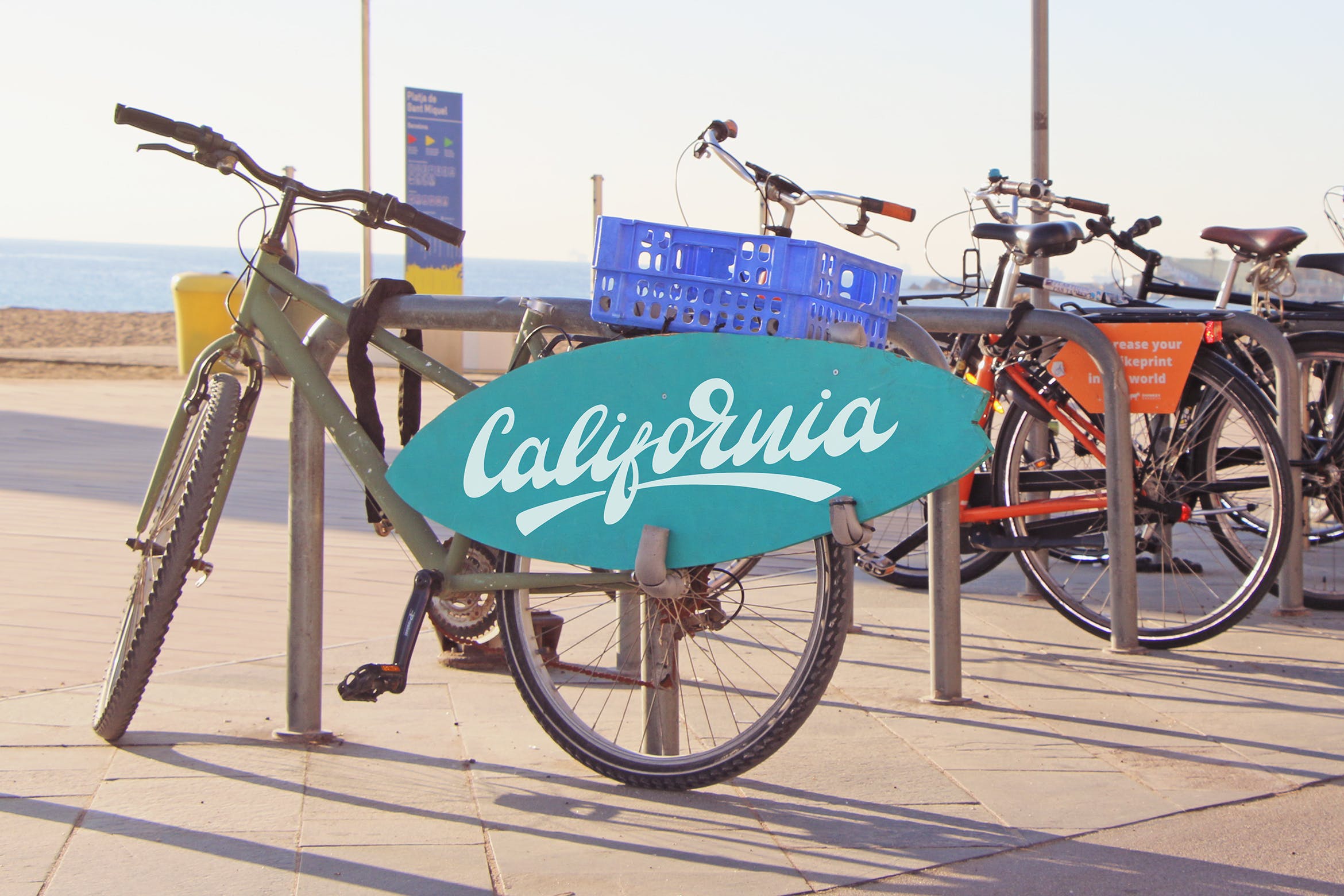 城市冲浪板标志告示牌设计样机模板 Surf Sign Mockup插图