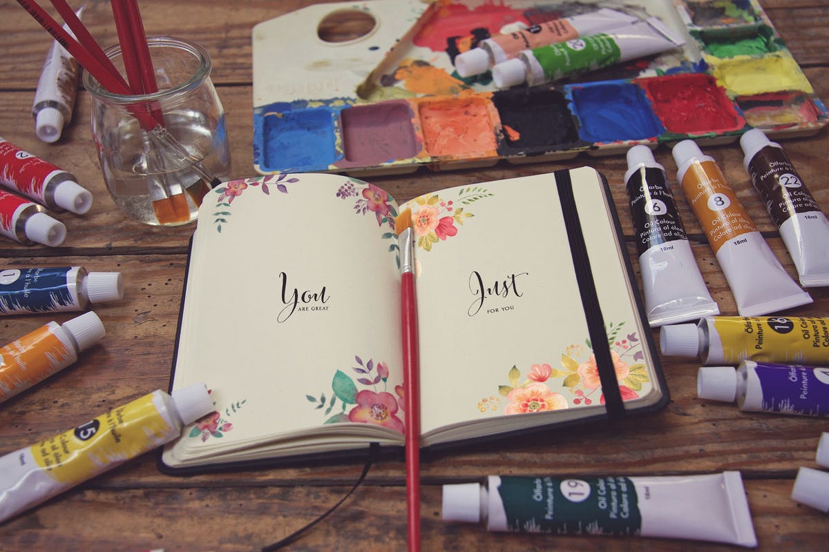 水彩画创作画室场景袖珍笔记本样机模板v4 Pocket Notebook Vertical插图