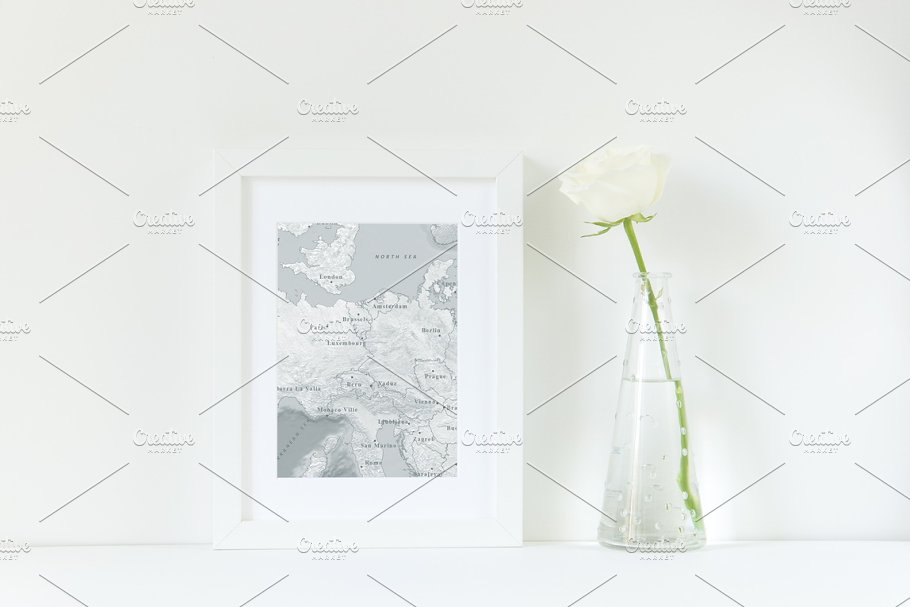 极简主义白玫瑰装饰画框样机 White frame mockup with rose插图(1)