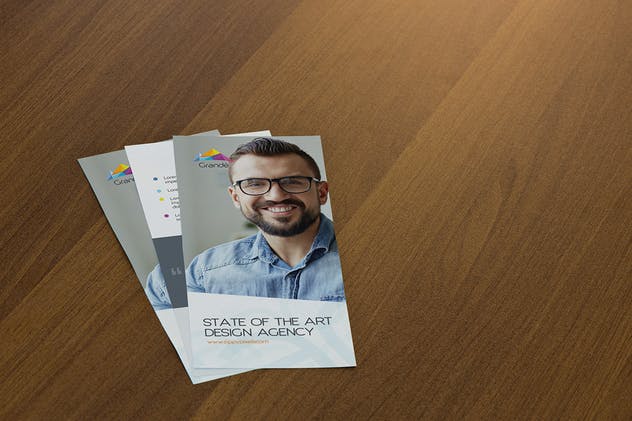 单页小尺寸广告传单样机 4 Photo-realistic Flyer Mockups插图(4)