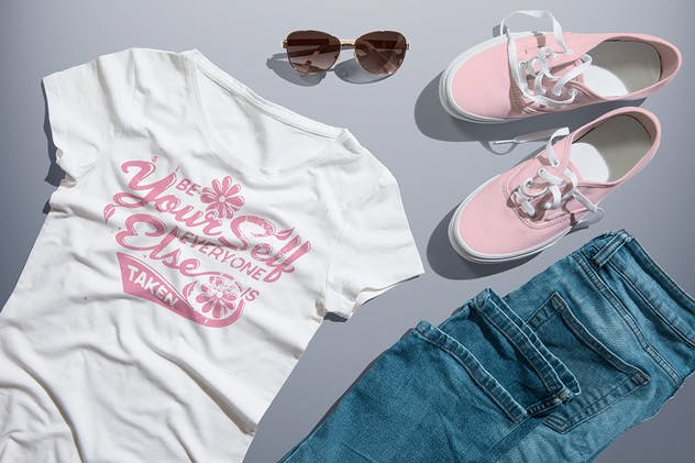 女版圆领T恤服饰印花设计样机素材 Crew Neck T-shirt Mock-up Female Version插图(1)