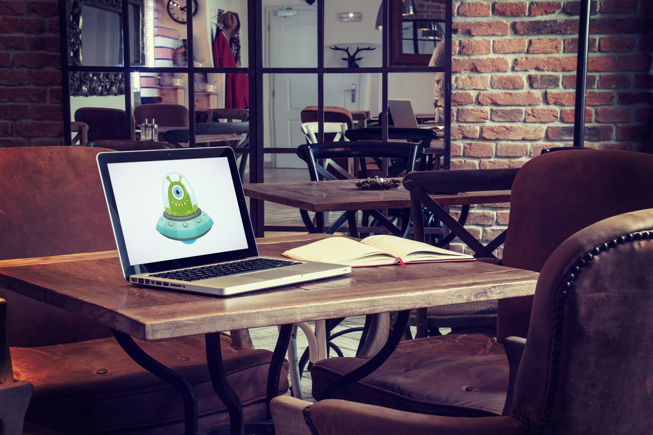 咖啡店场景MacBook&iPad屏幕预览素材库精选样机模板v4 5 Laptop and tablet mock-ups in cafe Vol. 4插图(3)