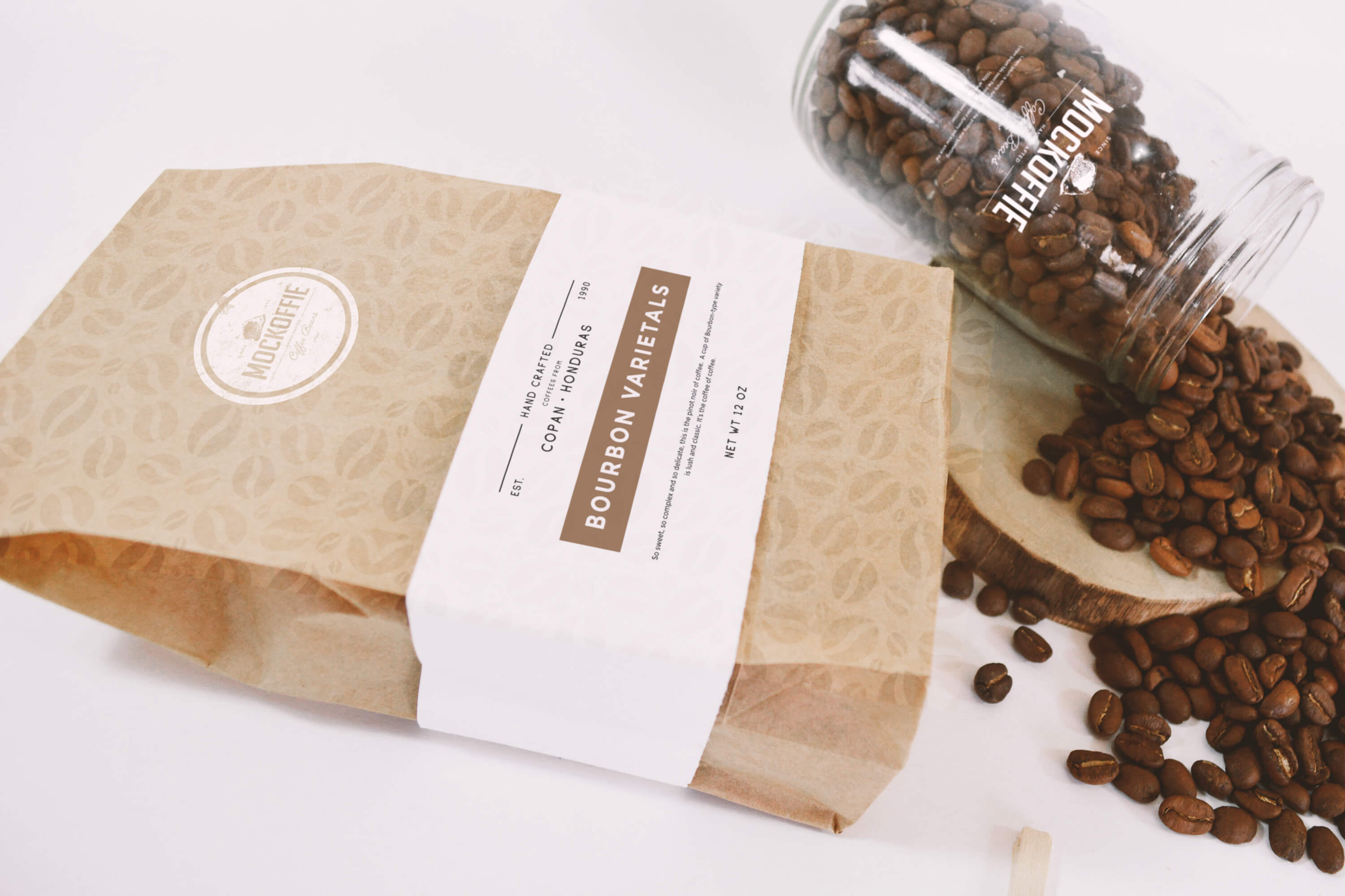 咖啡豆纸袋包装和玻璃瓶样机俯视图样机 Coffee Bag and Glass Jar Mockup – Perspective Top View插图