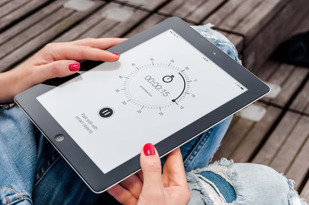 手持iPad使用场景APP应用&网站设计演示模板 Tablet Mock-up插图(12)