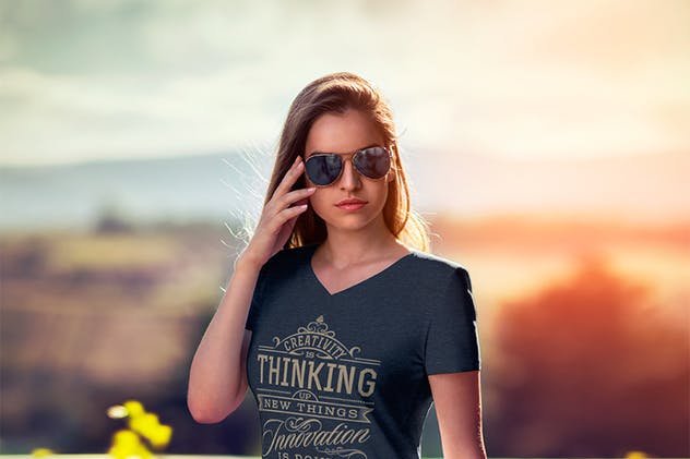 时尚服装V领T恤样机 V-Neck T-Shirt Mock-Up插图(1)