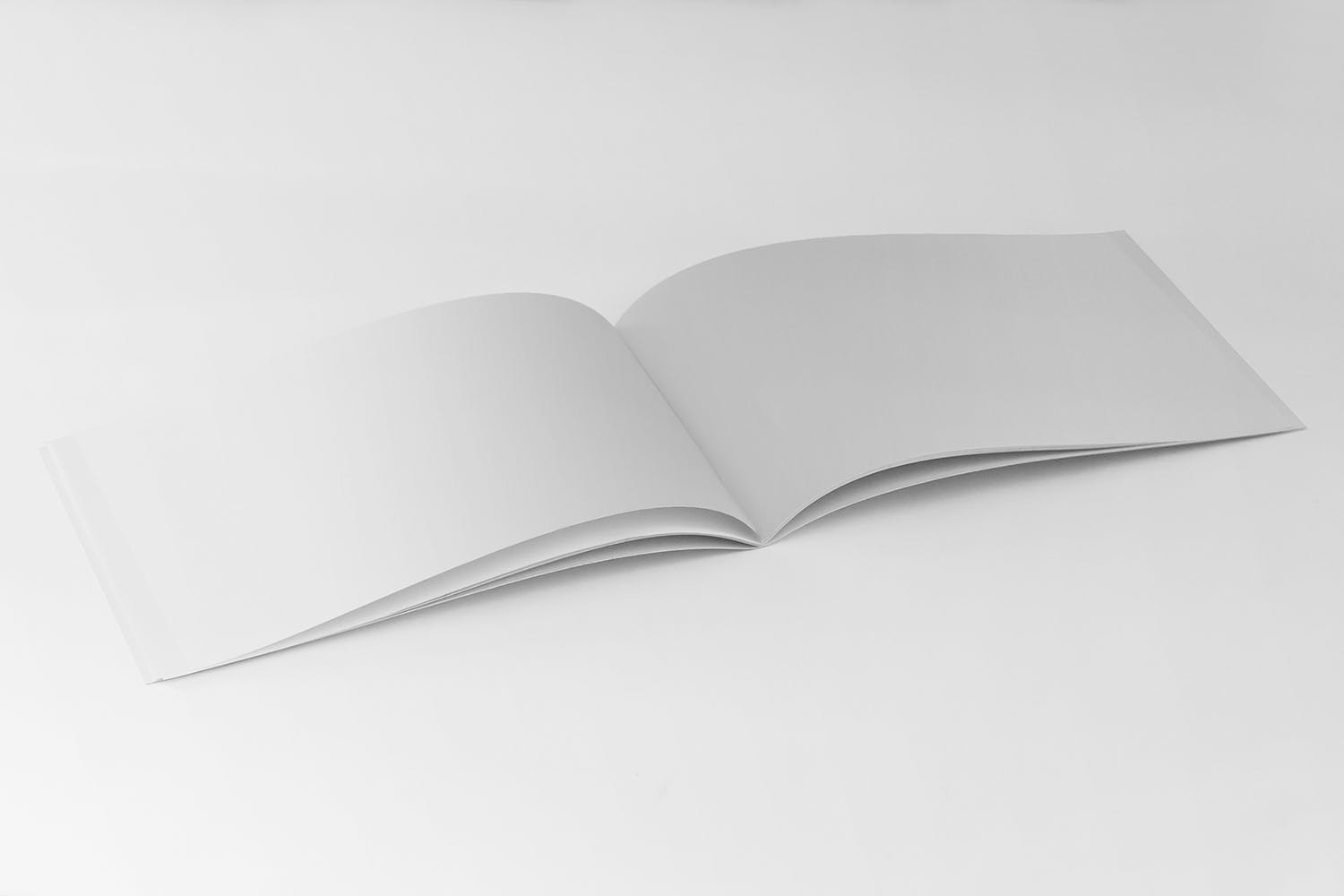 美国信纸规格宣传册内页版式设计45度角视图样机素材库精选 US Half Letter Brochure Mockup 45 Degree插图(1)