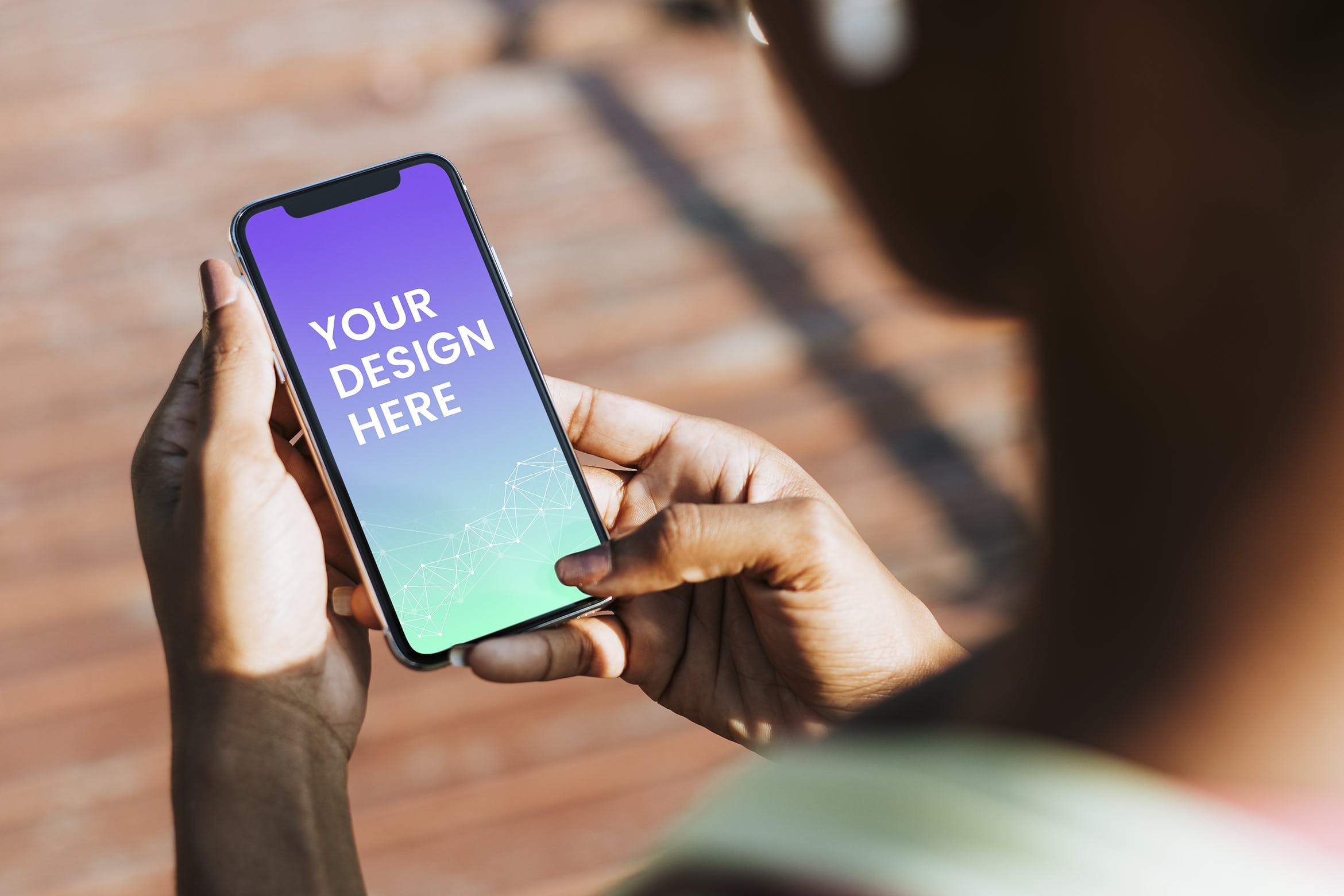 APP应用UI界面设计iPhone使用场景预览样机模板 sportive woman using her phone in a park mockup插图