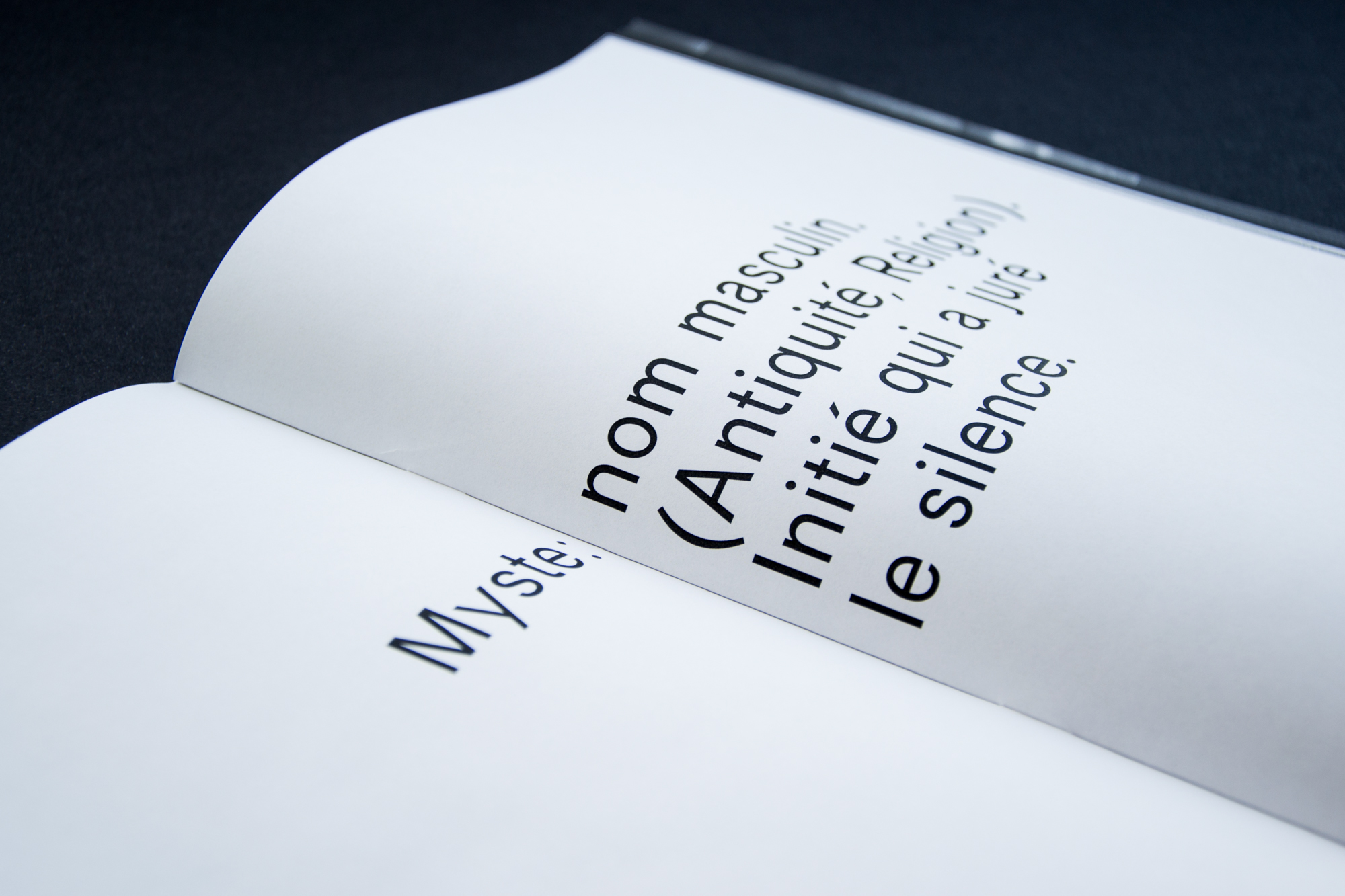 古典怪诞风格高级排版印刷英文无衬线字体素材库精选 Myste Sans Serif Font插图(2)